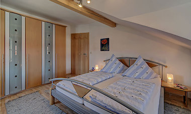 Schlafzimmer der FeWo II - Ferienwohnungen Madek in Niederbayern